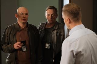 M jak miłość, odcinek 1740. Andrzej Bydzyński (Krystian Wieczorek), podkomisarz Zięba (Cezary Jankowski), policjant (Rafał Dąbrowski)