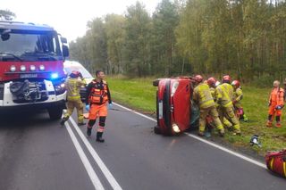 Starsze małżeństwo dachowało samochodem. Wypadek koło Leszna