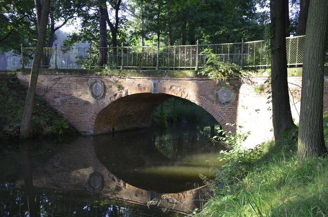 4. Świerklaniec. Most zakochanych w Parku w Świerklańcu 