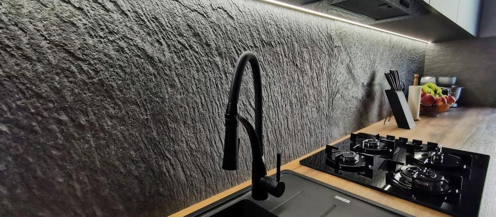 Co na ścianę w kuchni zamiast płytek? 8 pomysłów na efektowną ścianę nad blatem. 