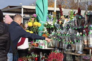 Oprócz znicza można było kupić kebaba. Tłumy przy cmentarzy na lubelskim Majdanku. Zobaczcie!