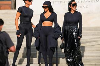 Siostry Kardashian znowu szokują. Kim sprzedaje majtki, a Kourtney lizaki na zdrowie pochwy