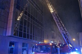 Kłęby dymu pojawiły się na poddaszu. Pożar w Domu Handlowym Krakus w Tarnowie