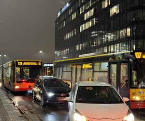 Totalny paraliż Warszawy. Gigantyczne opóźnienia autobusów i tramwajów, kierowcy w korkach