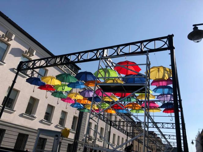 Kolorowe parasolki na ulicy Kilińskiego w Białymstoku [ZDJĘCIA]