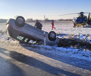 Dachowanie na drodze w pow. lubartowskim. Jedna osoba trafiła do szpitala. Zobacz