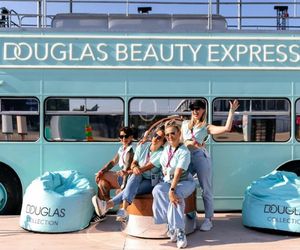 Douglas Beauty Express w rytmie Billie Eilish w krakowskiej Galerii Kazimierz