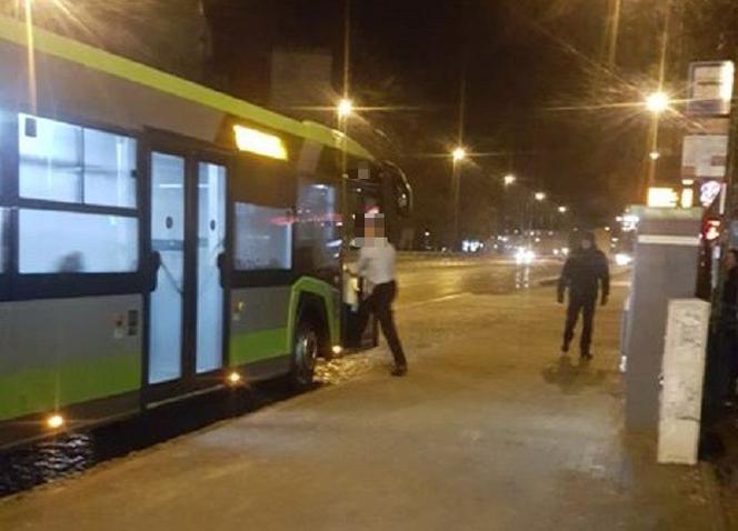 Kierowca autobusu wyskoczył po alkohol