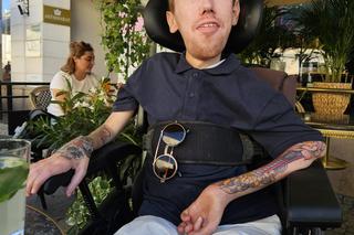 30-letni Jakub jest uwięziony w ciele dziecka! Błaga o zabieg, a szpital nie chce usunąć mu zębów