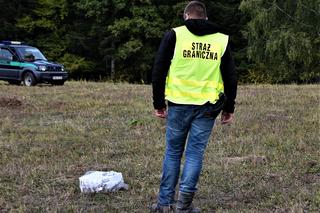 W Bieszczadach papierosy spadają prosto z nieba. Niecodzienna akcja Straży Granicznej