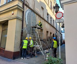 Uczniowie Zespołu Szkół Rolniczo-Budowlanych w Lesznie wyklejają balon z płytek na kamienicy przy ul. Wolności