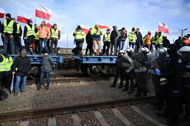 Protest rolników na torach kolejowych przy przejściu granicznym z Ukrainą w Medyce