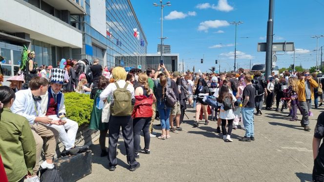 Pyrkon 2025. Tłumy uczestników przed MTP  