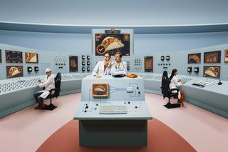 Pyszne.pl w najnowszej globalnej kampanii rozwiązuje powszechny dylemat – co zamówić?