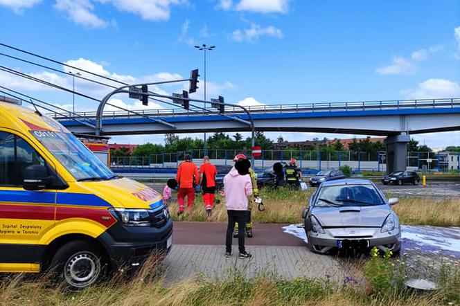 Wypadek na Szosie Lubickiej w Toruniu. Kierowca zignorował czerwone światło
