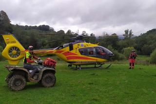  Ratownicy z GOPR Bieszczady, żeby pomóc choremu musieli przedrzeć się przez błoto
