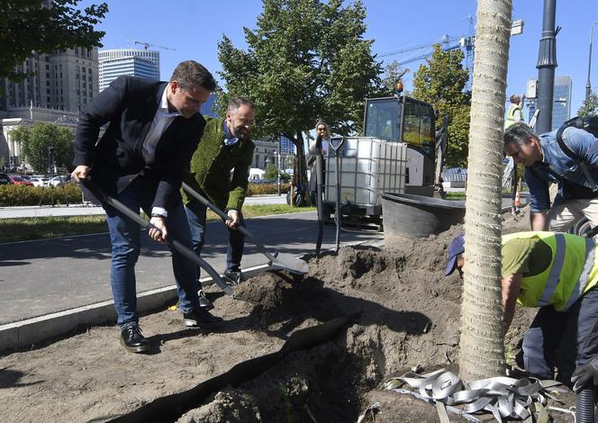 Trzaskowski z łopata w centrum miasta