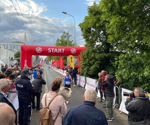 Rossmann Run 2025. Miłośnicy biegania znów opanują Piotrkowską. Tu znajdziesz wszystkie informacje. Trasa, pogoda, program, utrudnienia