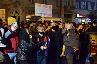 Protest kobiet w Katowicach. Tłumy strajkują przeciwko zakazowi aborcji