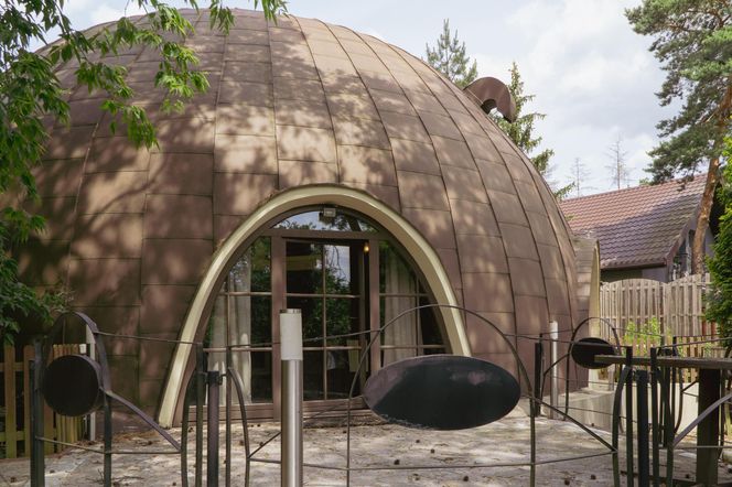 Dom Igloo w Aninie czyli część hotelu "Noclegi Ufo"