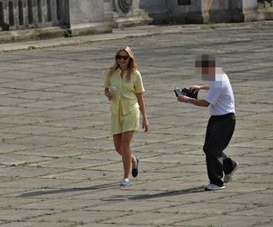 Małgorzata Socha przebiera się w parku