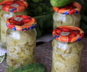 Sałatka z ogórków na zimę – sprawdzony przepis babci