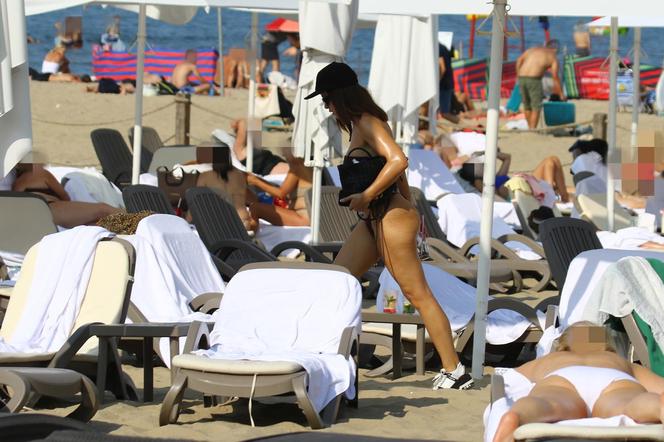 Malwina Wędzikowska na plaży