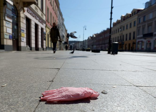 Zużyta rękawica ochronna na chodniku w Warszawie - 25.03.2020