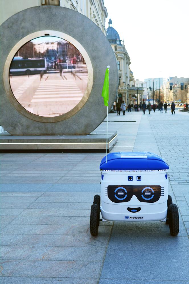  Warszawa miastem robotów. Parzą kawę, przynoszą paczki, dostarczają pizzę i śpiewają Sto lat