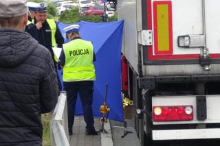 Ciężarówka zmiażdżyła pieszego na pasach w Warszawie. Fatalny wypadek, śmierć na miejscu