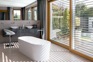 Bryła i wnętrza niedużego, nietypowego domu