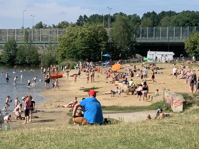 Piękna plaża w Katowicach i zakaz kąpieli w stawie