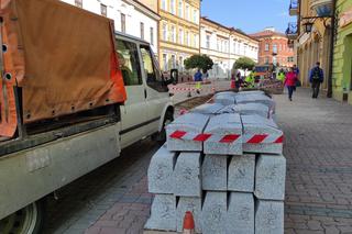 Klomby powstają na ulicy Wałowej w Tarnowie