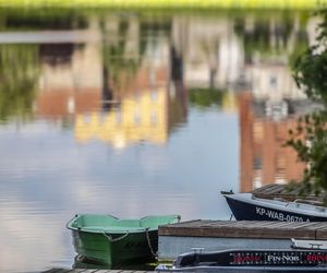 To miasteczko w województwie kujawsko-pomorskim leży na brzegu dwóch jezior. Przez wieki nękały je pożary