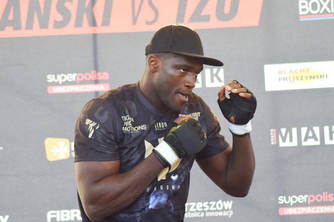 KnockOut Boxing Night 7 w Rzeszowie - trening medialny (Izu Ugonoh)