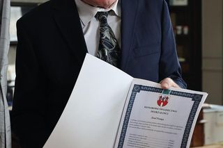 Kalisz. Najstarszy maturzysta w Polsce nie zdał matury. Pan Józef i tak został wyróżniony przez prezydenta Kalisza [ZDJĘCIA]