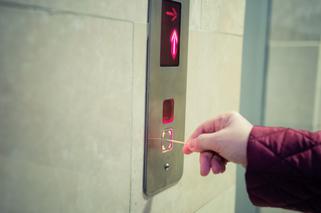 Jak bezpiecznie naciskać przyciski w windzie?