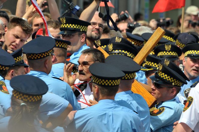 15. rocznica katastrofy smoleńskiej. Burzliwa historia krzyża sprzed Pałacu Prezydenckiego