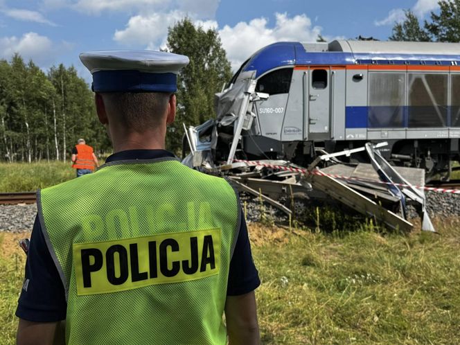 Tragedia na torach. Bus zderzył się z pociągiem. Kierowca nie żyje