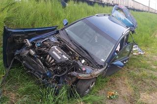 Wjechał wprost pod nadjeżdżający pociąg towarowy! Z auta została kupa złomu