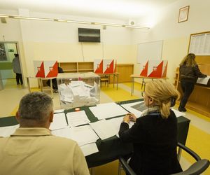 Ile zarabia się w komisji wyborczej?