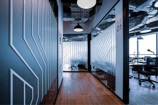 Komfortowe części wspólne w biurze. Czym wykończyć ściany i podłogi?