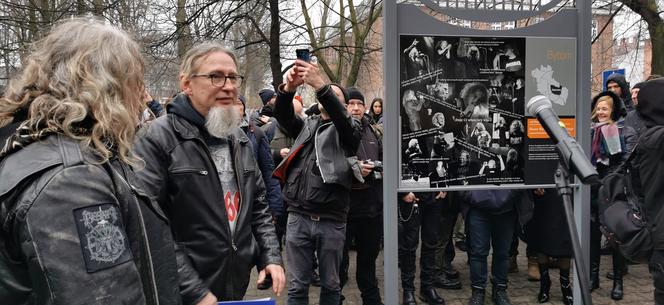 Przyjaciele i fani Romana Kostrzewskiego odsłonili tablicę pamiątkową w Bytomiu