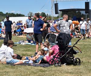 Rodzinny Piknik Lotniczy w Gryźlinach 2023. Lotnicy-akrobaci zachwycili publiczność