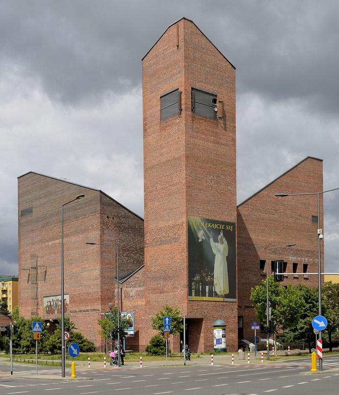 Wyglądają jak wyjęte z koszmaru! Zobacz najdziwniejsze budynki kościołów w Warszawie [TOP 10]