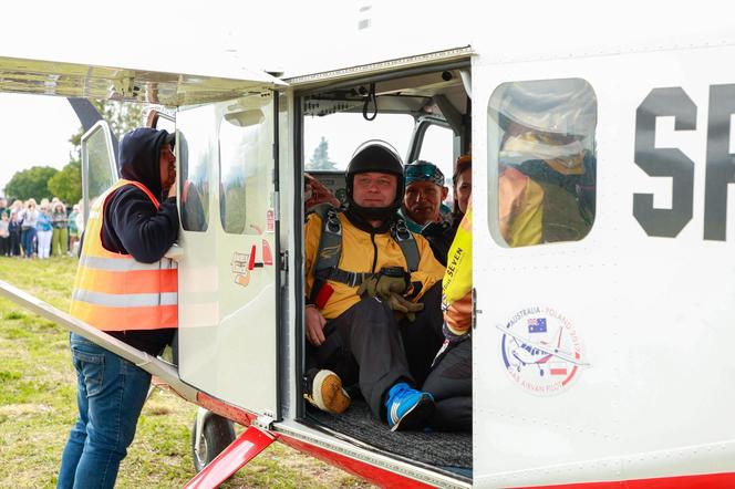 Michał Dworczyk podczas skoku ze spadochronem w Boguszynie