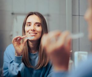Czy 	można rozjaśnić zęby w domu? Higienistka stomatologiczna ocenia metody 