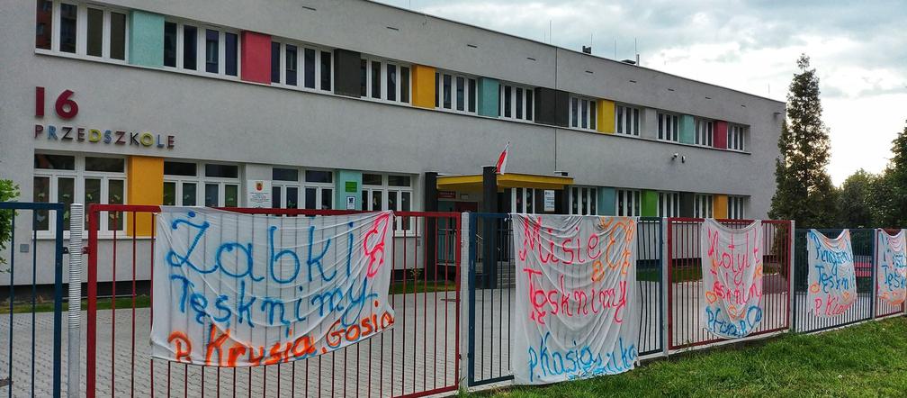 Przedszkolaki tesknią za wychowawcami. Wzruszające transparenty na płocie Zespołu Szkolno-Przedszkolnego w Zaborzu [ZDJĘCIA]