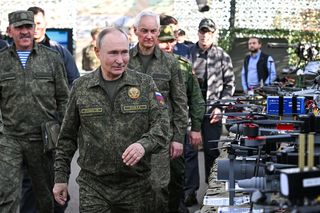 Putin w mundurze dumny jak paw. Osobiście ogląda manewry Zapad-25