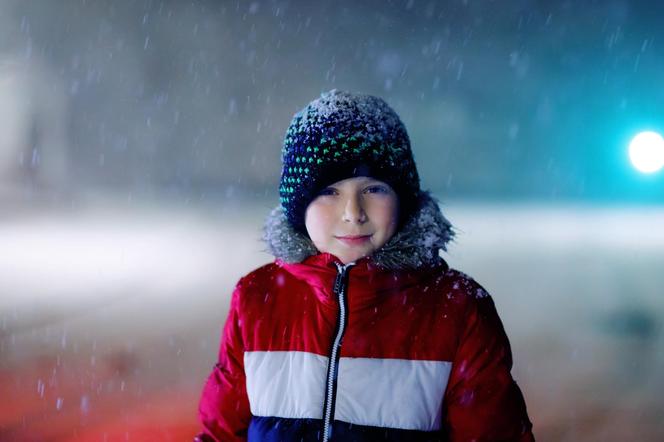 Chłopiec zimową porą na ulicy